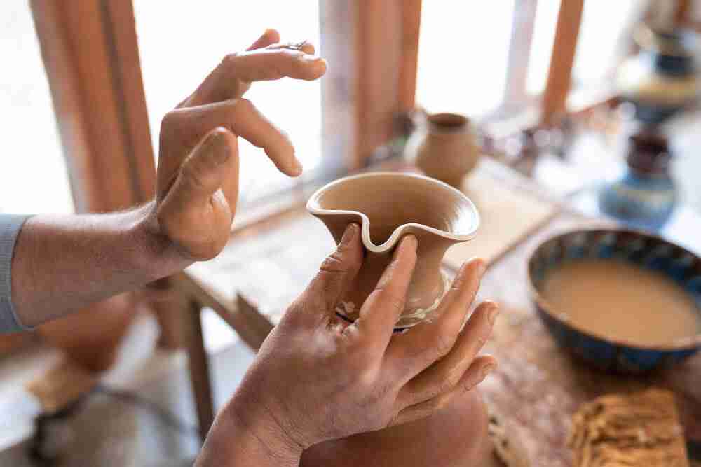 Persona realizando Ceramica China